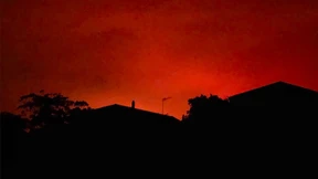 Australische Buschfeuer färben Himmel tiefrot