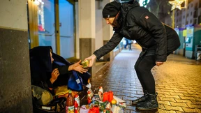 Currywurst und Pommes für Obdachlose in Frankfurt