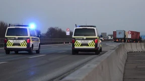 Mit Sprengstoff beladene Militärlaster kollidieren – vier Verletzte