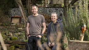 Eheleute als Sauberkeitspaten für eine Wiese