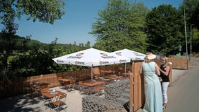 Kuchen auf der Terrasse am See