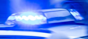 Autofahrer rammt wiederholt Polizeiwagen – Beamter schießt