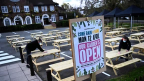 Boris Johnson und das erste Bier an den Lippen