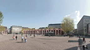 Marktstände in der Halle mit Blick aufs Rathaus