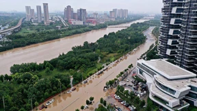 Momente der Solidarität während Rekordregen in Henan