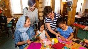 Szenenapplaus für die Flüchtlingshelfer