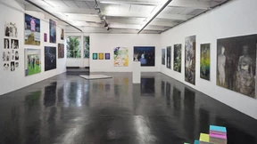 Malerei satt links und rechts des Mains