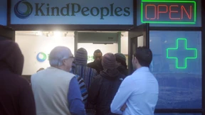 Kalifornier stehen Schlange für Cannabis