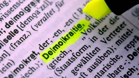 Trüber Blick mit roter Soße