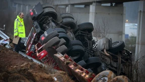 Schwierige Bergung eines Schwertransporters
