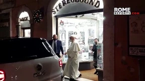 Papst Franziskus besucht überraschend Plattenladen in Rom