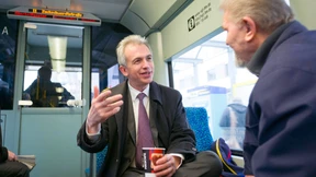 Ein Oberbürgermeister fährt Straßenbahn