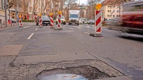 Große Schlaglöcher durch den strengen Dezemberfrost