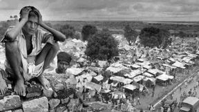 Durch das Zugfenster sah er das Gemetzel