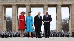 Charles III. und Camilla in Deutschland begrüßt