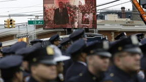 Tausende erweisen zweitem getöteten Polizisten letzte Ehre