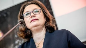 Nahles unterstützt Merkel