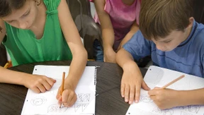 Links ist da, wo der Daumen rechts ist