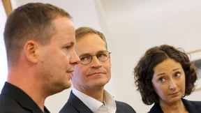 Weißer Rauch über dem Roten Rathaus