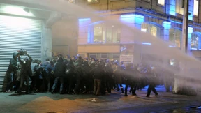 Mit Wasserwerfer und Tränengas