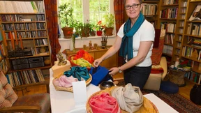 Mit Seidenschals weg von Armut und Misshandlung  