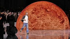 In Jeans und Sneakers zu Chanel und Dior