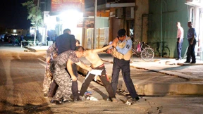 Polizisten ziehen Kind Sprengstoffweste aus