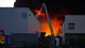 Regen hilft bei Kampf gegen Großbrand in Recyclingbetrieb