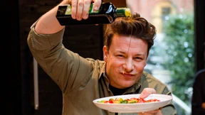 Kochkünstler Jamie Oliver hat sich die Finger verbrannt