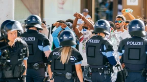 Eine Eskalation mit Eisenstangen, Steinen und Flaschen