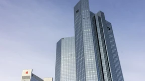 Deutsche Bank steigert Gewinn überraschend und streicht 800 Stellen