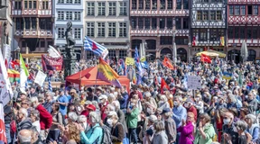 Zehntausende demonstrieren gegen Erhöhung des Wehretats