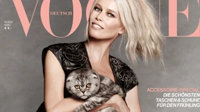 Claudia Schiffer posiert mit Kater Chip für die „Vogue“