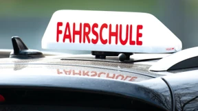 Fahrlehrer in Den Haag rast vor Polizei davon