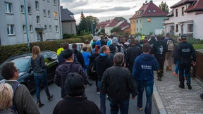 Pöbeleien und Polizeischutz vor Flüchtlingsheim in Sachsen