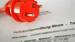 Kunden von Energiediscountern hängen in der Warteschleife