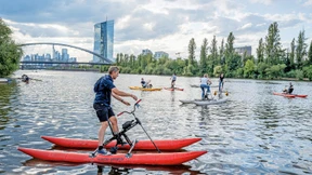 Mit dem Fahrrad auf dem Fluss fahren