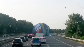 Heißluftballon muss auf Autobahn landen