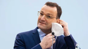 Jens Spahn informiert über Impfstart am Sonntag