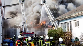 Lagerhalle brennt: Schaden in Millionenhöhe