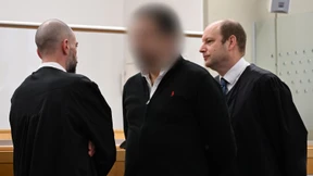 Angeklagter Staatsanwalt legt Geständnis für einige Taten ab