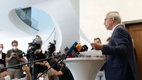 Feldmann tritt vor die Presse