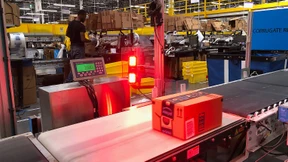 Wenn der Roboter das Amazon-Paket fertig macht