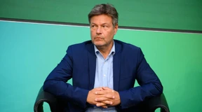 Proteste gegen Habecks Eintragung ins Goldene Buch