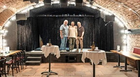 Barhocker, Mikro und Popcornmaschine