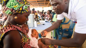 Vier Dosen gegen einen Parasiten