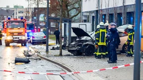 Auto fährt in Bushaltestelle – ein Toter und mehrere Verletzte