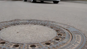 Unbekannte stehlen über 50 Gullydeckel