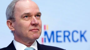 Merck senkt Kosten stärker als geplant