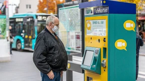 Auf einen Schwatz mit dem Ticketautomaten
